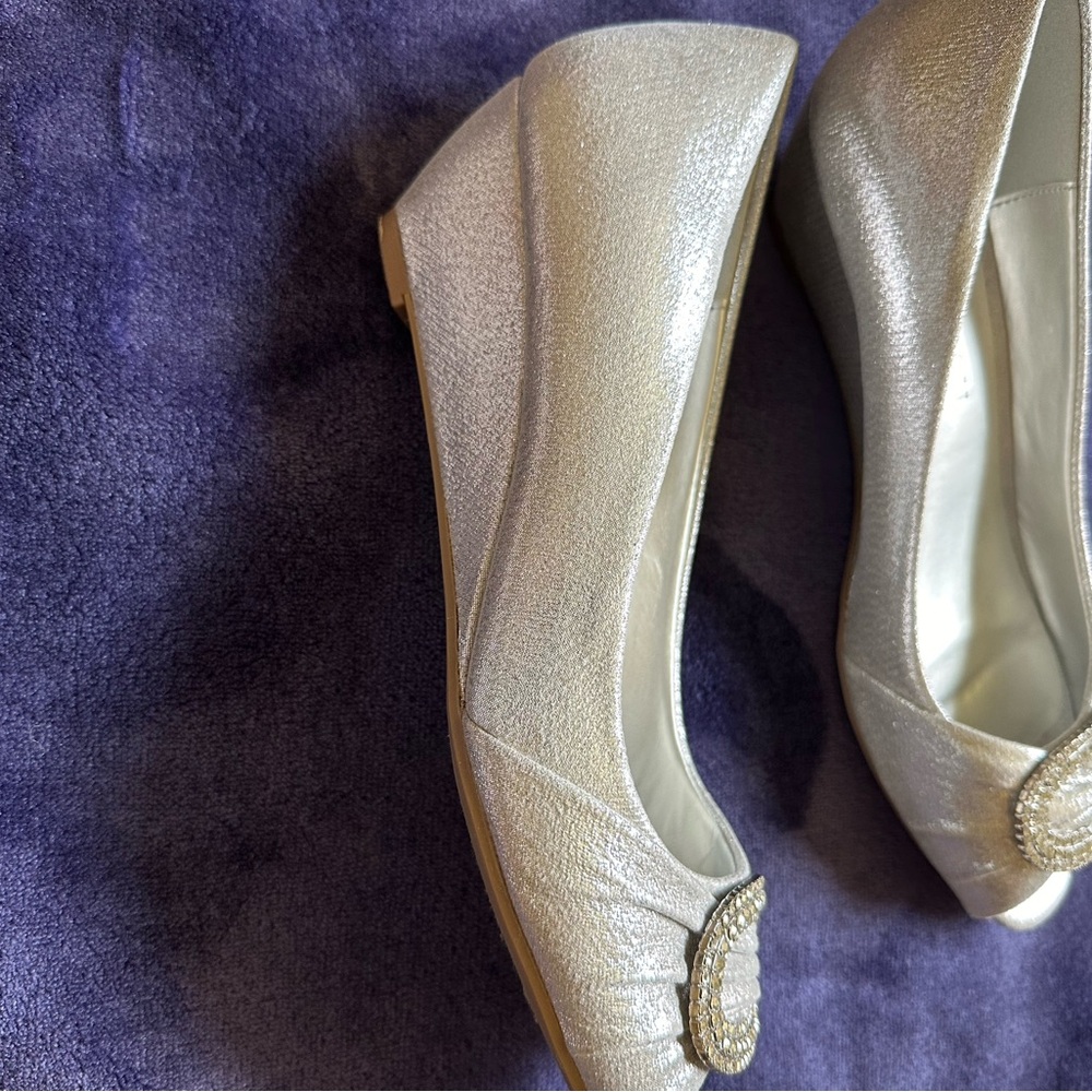 Karen Scott silver slip on heel. - Picture 3 of 3